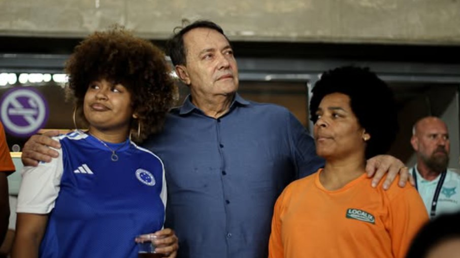 Filha e esposa do gari participaram da homenagem no Mineirão Filha e esposa do gari participaram da homenagem no Mineirão