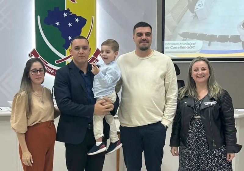 Bombeiro que salvou criança engasgada em creche recebe homenagem O bombeiro agiu rápido e salvou a vida de um bebê, que estava engasgado. Ele recebeu uma homenagem mais que merecida - Foto: arquivo pessoal
