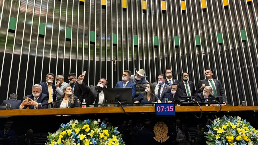 Aliados de Bolsonaro travam pautas no Congresso em protesto à prisão domiciliar do ex-presidente