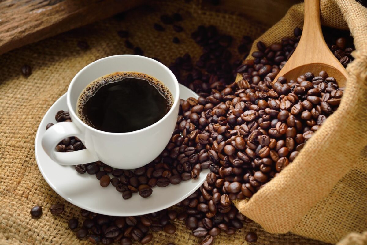 O estudo feito nos EUA mostra tomar até 3 xícaras de café por dia, sem açúcar, diminui em 14% o risco de mortalidade por problemas cardíacos. - Foto:Diego Leite/Pixabay