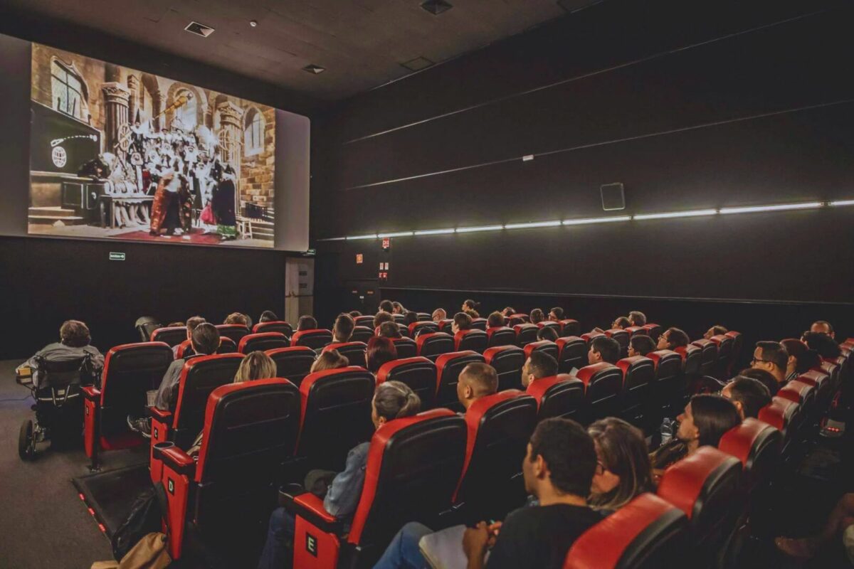 Semana do Cinema com ingressos a R$ 10 começa nesta quinta A Semana do Cinema, com ingressos a R$ 10, começa nesta quinta, 28 de agosto e vai até 3 de setembro em todo o Brasil. - Foto: reprodução/Facebook