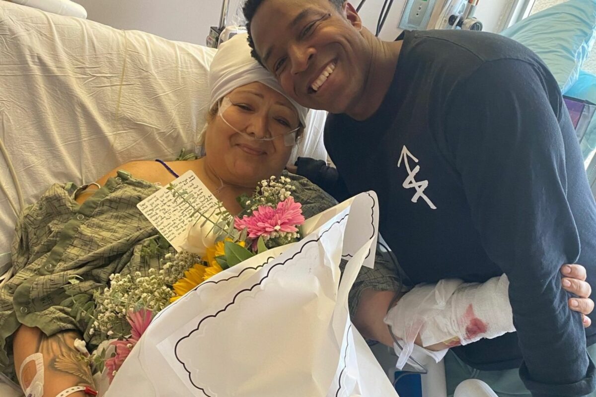 Mulher que perdeu a perna em acidente agradece ao jovem que salvou a vida dela Melinda, a mulher que perdeu uma perna em acidente de moto nos EUA, agradece no hospital ao jovem médico Simmon, que salvou a vida dela. - Foto: U.S. Marine Corps. - Foto: U.S. Marine Corps