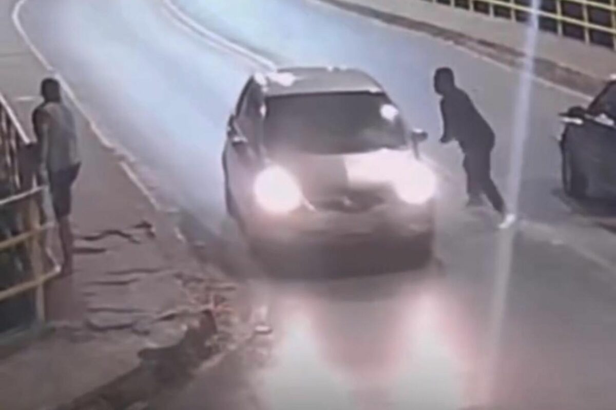 Motorista impede que homem se jogue da ponte em MG: solidariedade; vídeo O motorista impede que um homem se jogue de uma ponte, em MG. As imagens foram gravadas por câmeras de segurança. - Foto: reprodução/PonteNovaNews