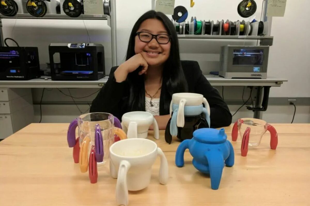 Há 10 anos a menina Lily inventou uma caneca para ajudar o avô com Parkinson. Hoje ela tem 21 anos e está milionária com a invenção. - Foto: StartupSquad