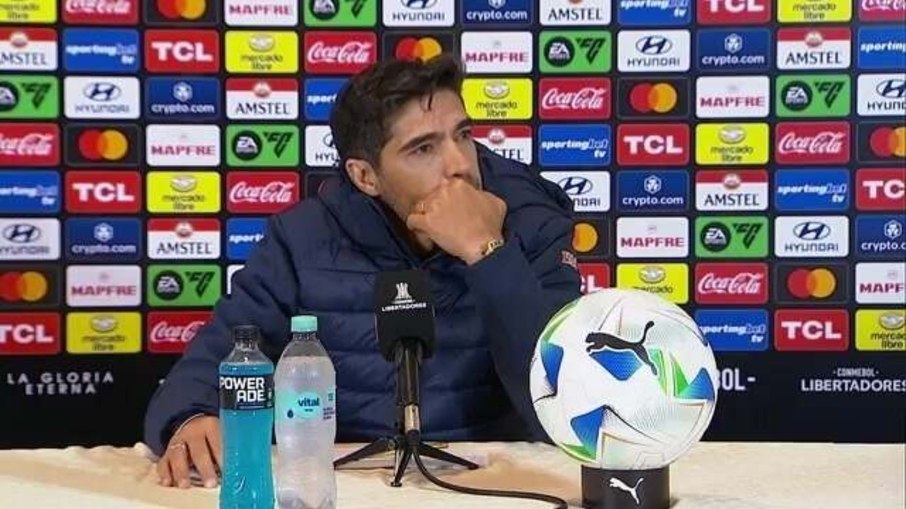 Abel Ferreira exalta gesto da torcida do Universitario