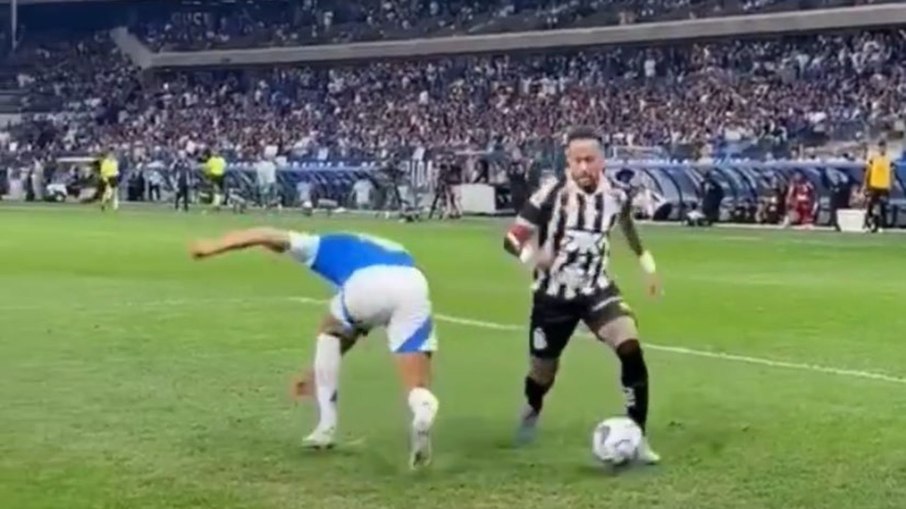 Web vai à loucura com drible plástico de Neymar