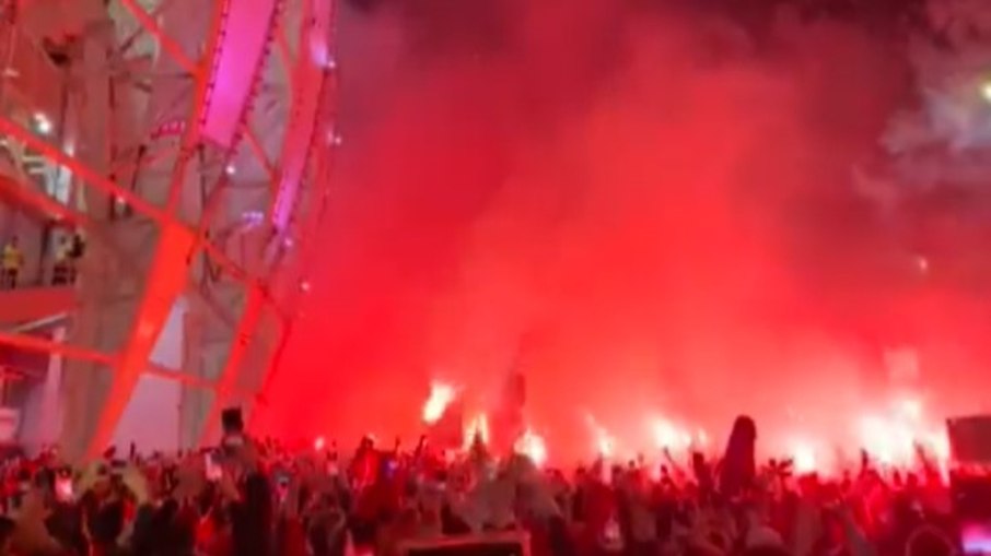 ‘Ruas de fogo’: veja imagens da festa da torcida do Internacional