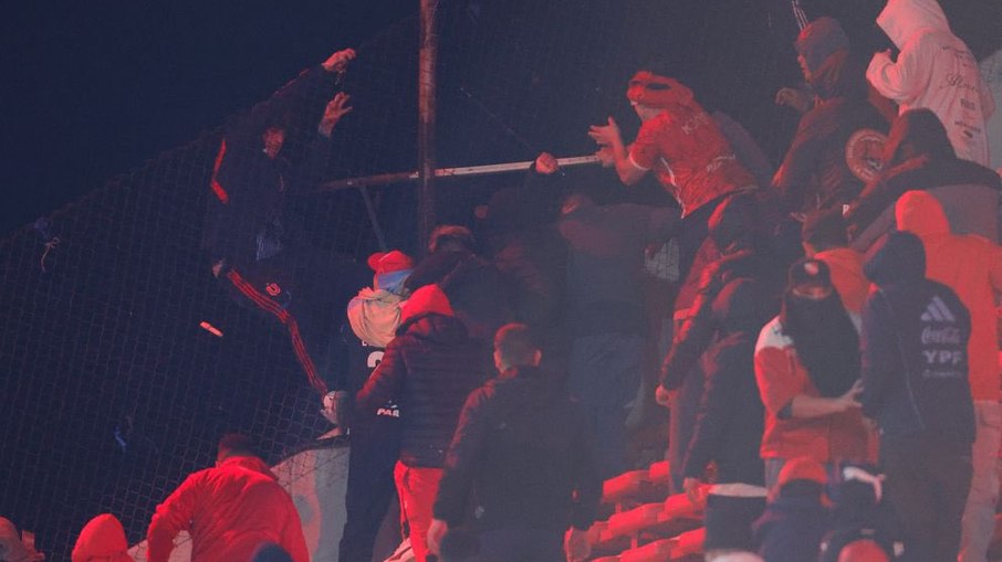 Briga em Independiente x LaU deixou muitos feridos Briga em Independiente x LaU deixou muitos feridos