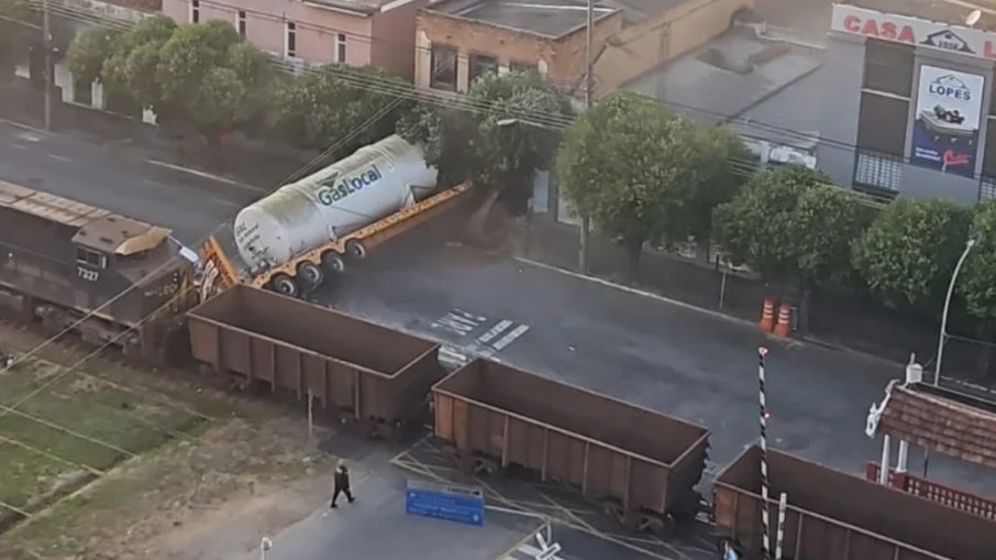 Trem se chocou contra caminhão de gás