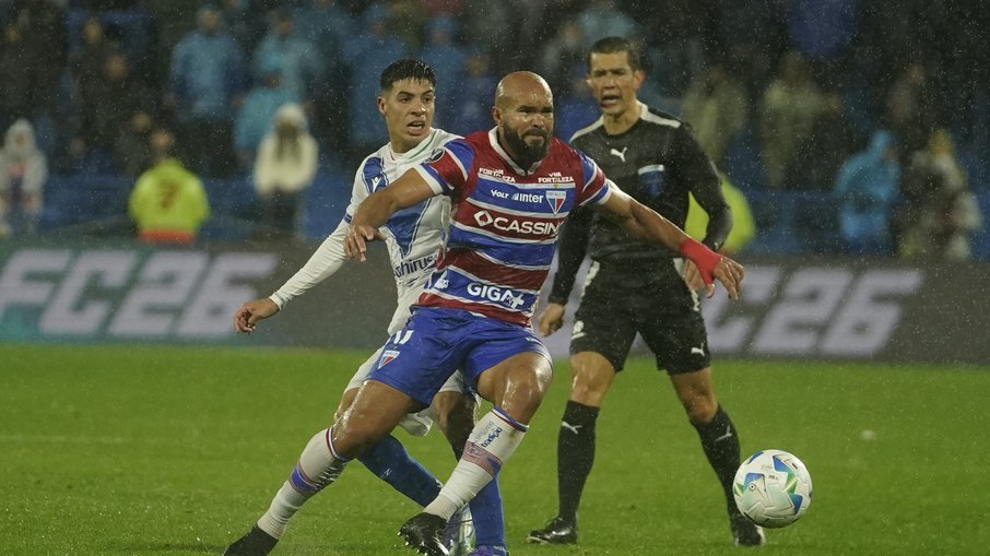 Em meio à ventania, Fortaleza perde para o Vélez e deixa a Libertadores