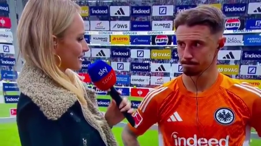 Troca de camisa gera gafe com capitão do Werder Bremen na TV Troca de camisa gera gafe com capitão do Werder Bremen na TV