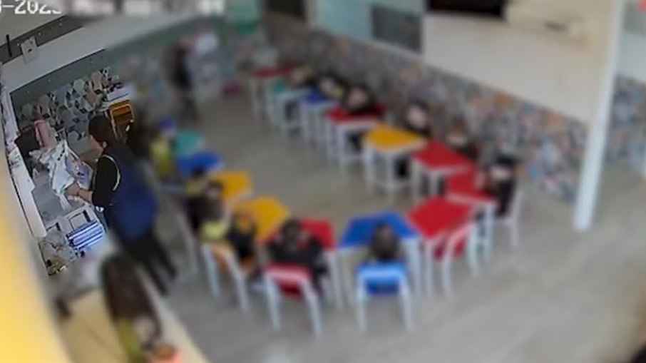 Polícia investiga professora que bateu em criança de 4 anos com livros