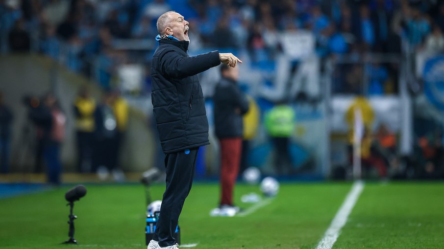 Presidente do Grêmio garante permanência de Mano Menezes Presidente do Grêmio garante permanência de Mano Menezes