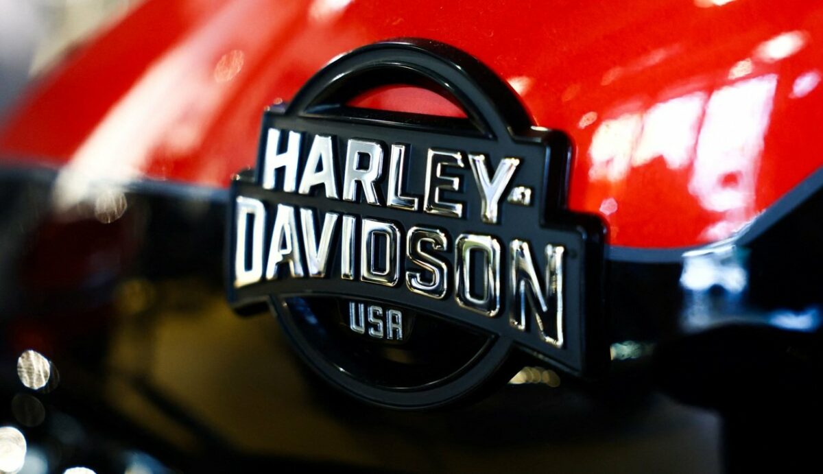 O logotipo do fabricante americano de motocicletas Harley-Davidson é visto em uma concessionária Harley-Davidson em Paris, França, em 8 de abril de 2025