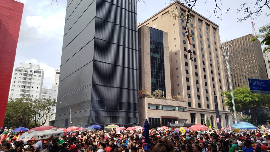 Protesto na Paulista pressiona Senado a barrar PEC da Blindagem