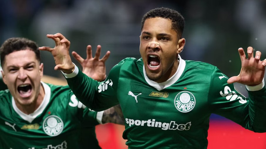 Vitor Roque comemora o seu gol na vitória do Palmeiras sobre o River no Allianz Parque