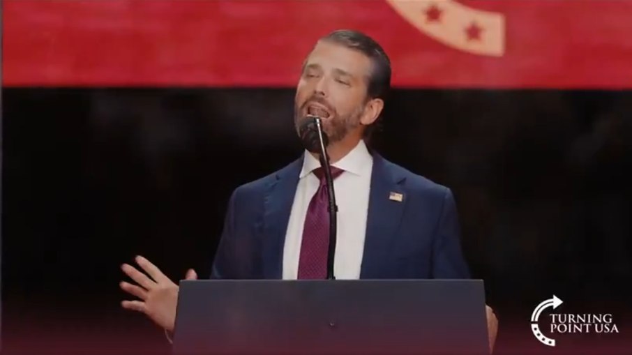 Trump Jr. imita o pai no funeral de Charlie Kirk