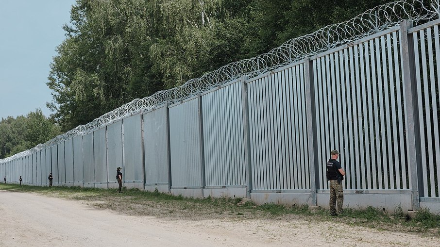 Muro da fronteira entre Belarus e Polonia