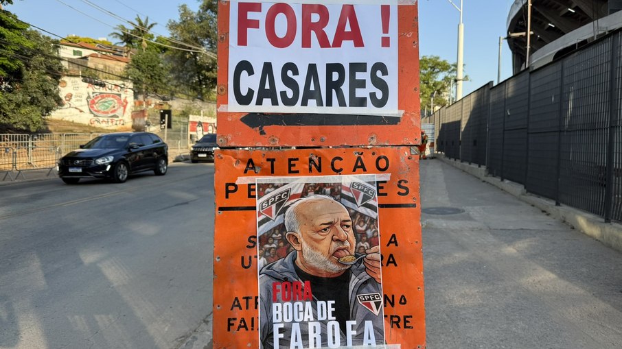 Diretoria do São Paulo é alvo de protestos antes de duelo com Ceará