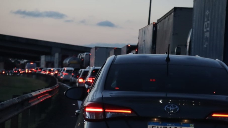 Motoristas registraram o congestionamento; situação ainda é complicada no trecho