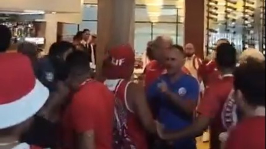 Torcida do Náutico protesta contra elenco no aeroporto