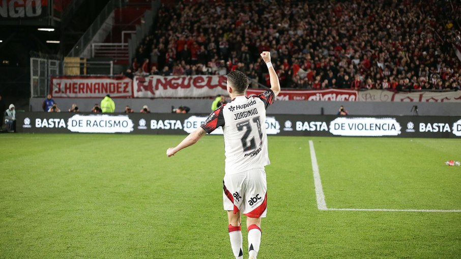 Jorginho comemora contra o Estudiantes