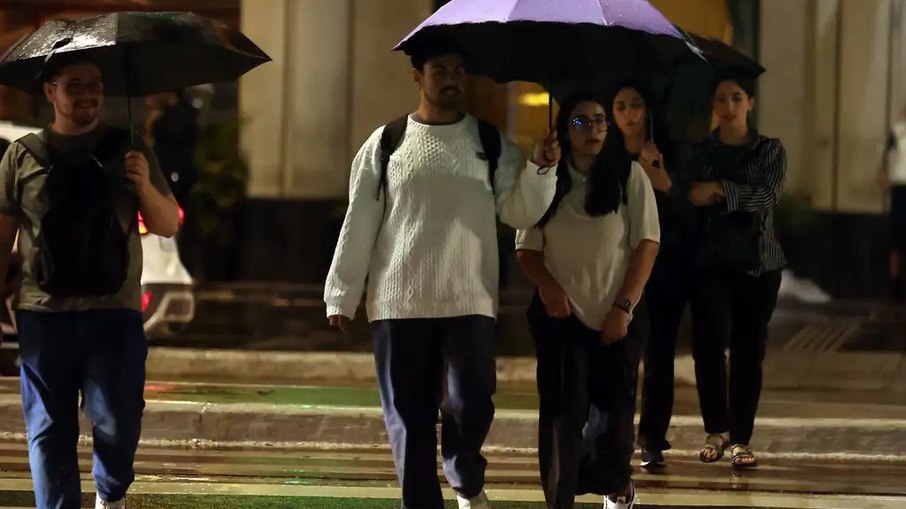Pessoas durante chuva na Avenida Paulista