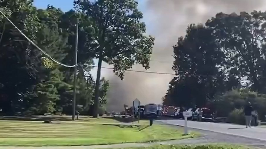 O ataque provocou explosões de munição no interior da estrutura
