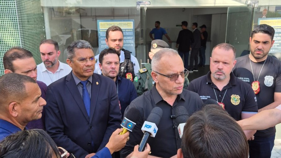 O secretário de Segurança Pública do Ceará, Roberto Sá, em coletiva, após a prisão