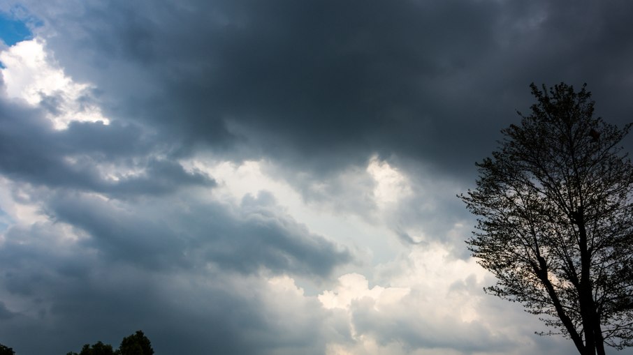 Defesa Civil emite alerta para frente fria com ventos e chuva