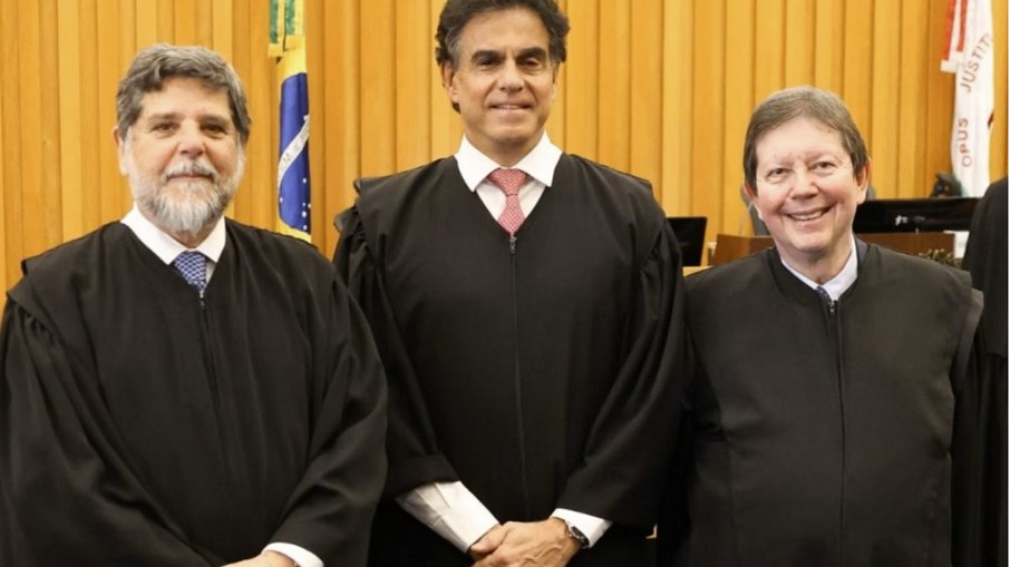 Novos dirigentes do TST: presidente ministro Vieira Mello Filho (c); vice-presidente, ministro Caputo Bastos (e);  corregedor-geral da Justiça do Trabalho, ministro José Roberto Pimenta