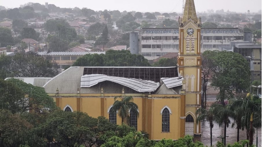 Telhado da Igreja Matriz cedeu durante temporal em Rancharia (SP)