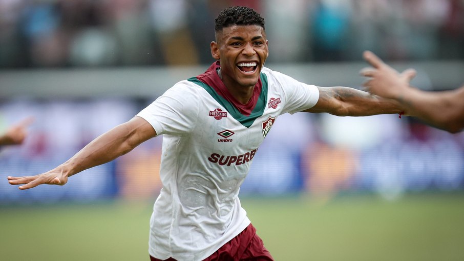 Fluminense vence Vitória e 