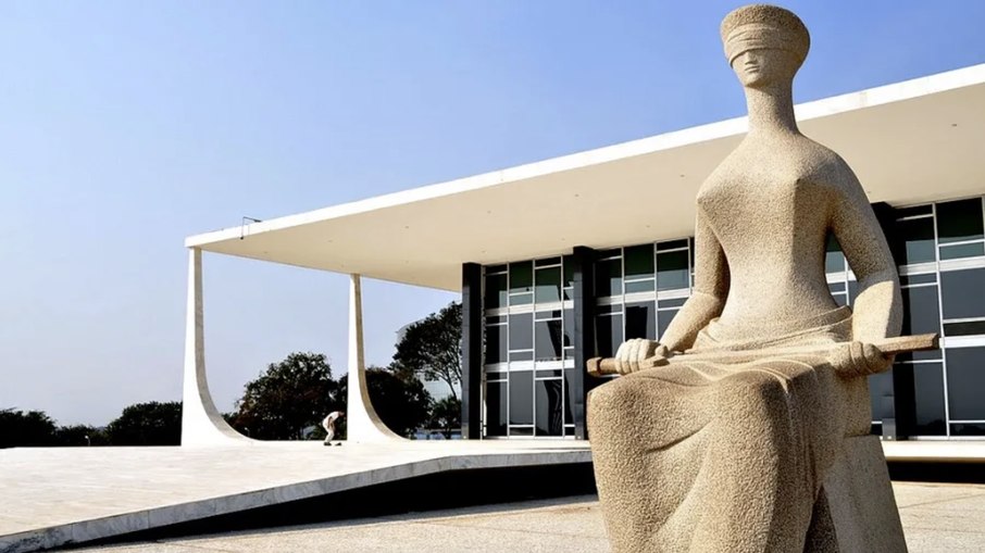 Em eventual saída de Barroso, Lula poderá surpreender e indicar uma mulher para o STF, fazendo jus àquelas que são a razão de ser do símbolo maior da Justiça
