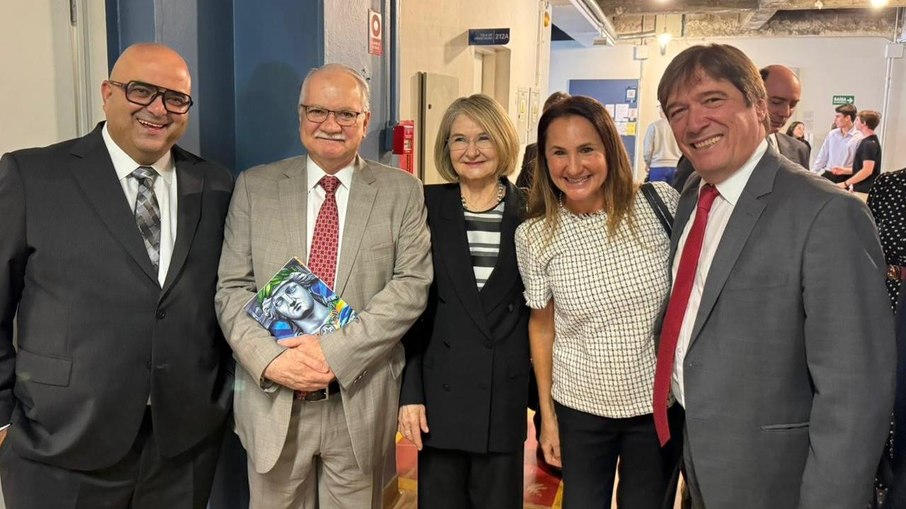 Embora pessoa discreta, o fato é que o ministro Luiz Edson Fachin é luz no Humanismo, Direito e na Justiça.