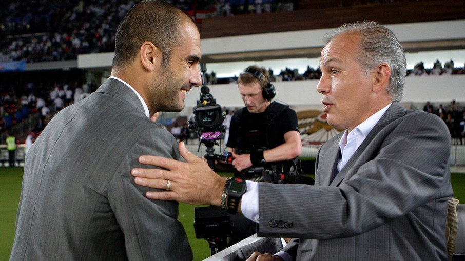 Guardiola e Sabella se cumprimentando antes da final do Mundial de Clubes de 2009