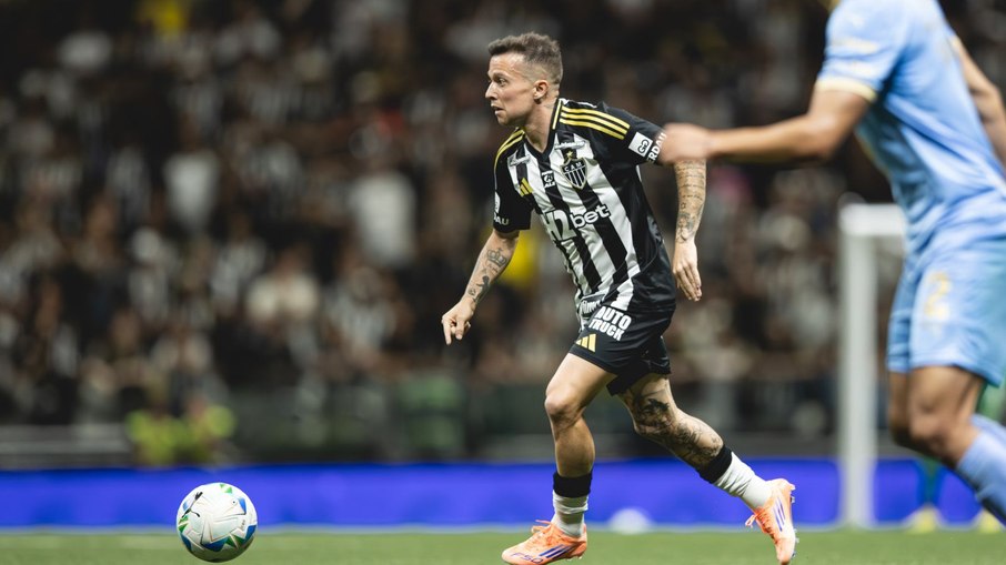 Bernard salva, Atlético-MG vence e avança na Copa Sul-Americana