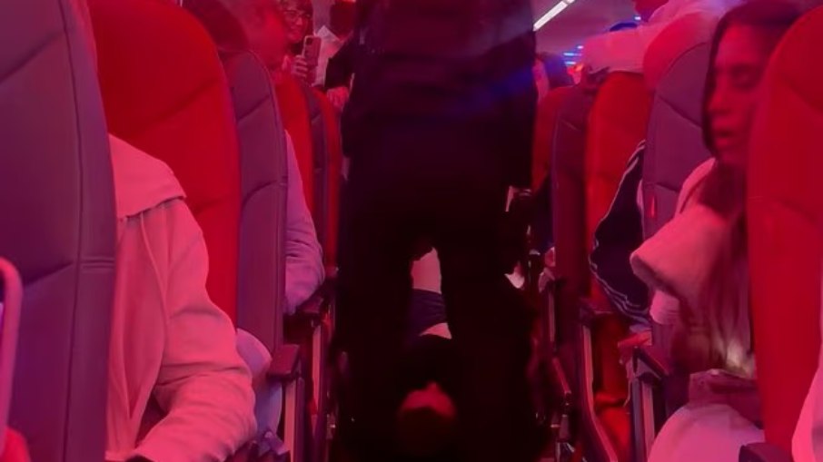Passageiro bêbado é retirado de avião por policiais