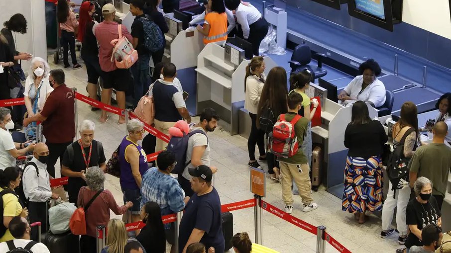 Passageiros no terminal do aeroporto Santos Dumont, no Rio