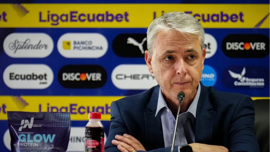 Tiago Nunes em entrevista coletiva pela LDU