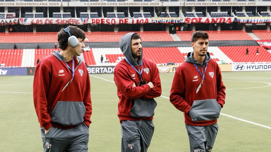 Jogadores do São Paulo no Estádio Casa Blanca, do LDU, horas antes do confronto em Quito