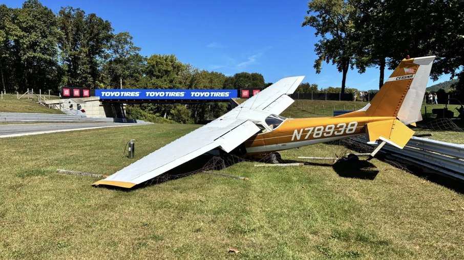 Avião ultraleve caiu na pista e bateu em muro de contenção