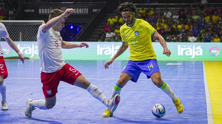 Lucão celebra conquista da Copa das Nações de Futsal com a Seleção