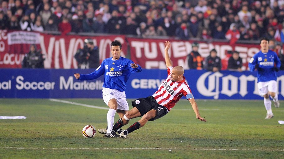 Disputa de bola entre Henrique e Verón, no 1º jogo da final da Libertadores de 2009