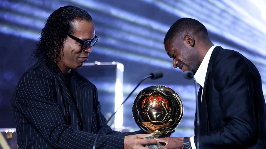 Dembélé foi eleito o melhor jogador do mundo nesta segunda-feira (22)]