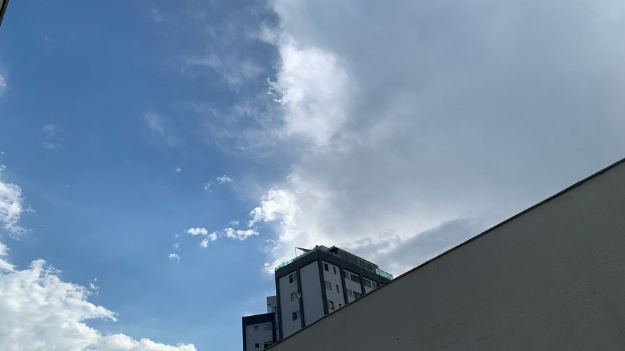 A previsão aponta predomínio de sol no Centro-Sul e condições de baixa umidade no interior do país