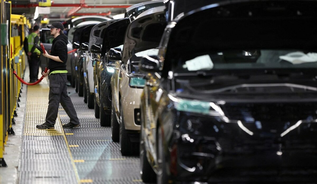 Um membro da equipe trabalha na linha de produção da fábrica da Jaguar Land Rover em Solihull, Grã-Bretanha, em 15 de dezembro de 2022