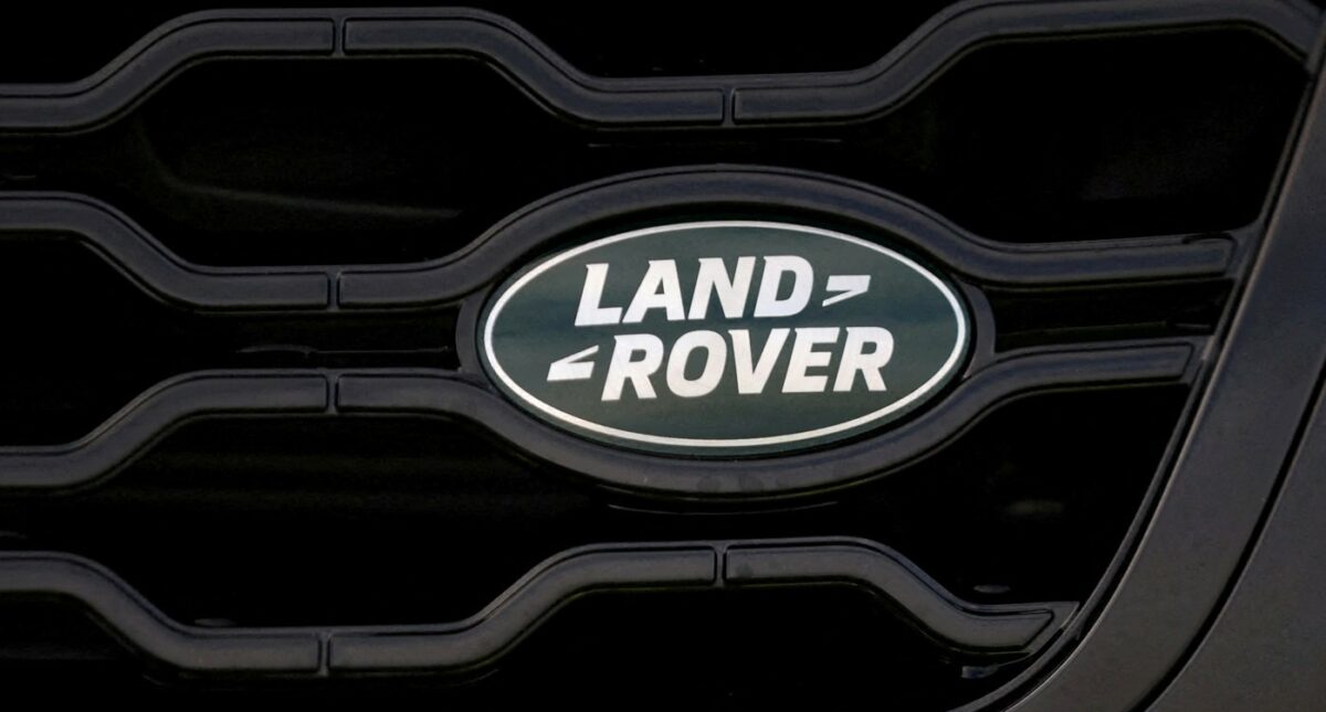 O logotipo da empresa é visto na frente de um veículo recém-concluído do lado de fora da fábrica da Jaguar Land Rover em Halewood, em Liverpool, Grã-Bretanha, em 6 de dezembro de 2022
