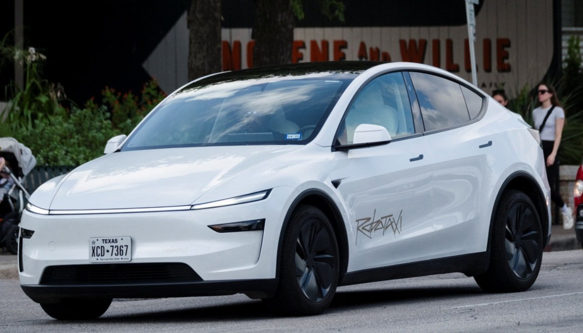 Um robotáxi da Tesla circula pela South Congress Avenue em Austin, Texas, EUA, em 22 de junho de 2025