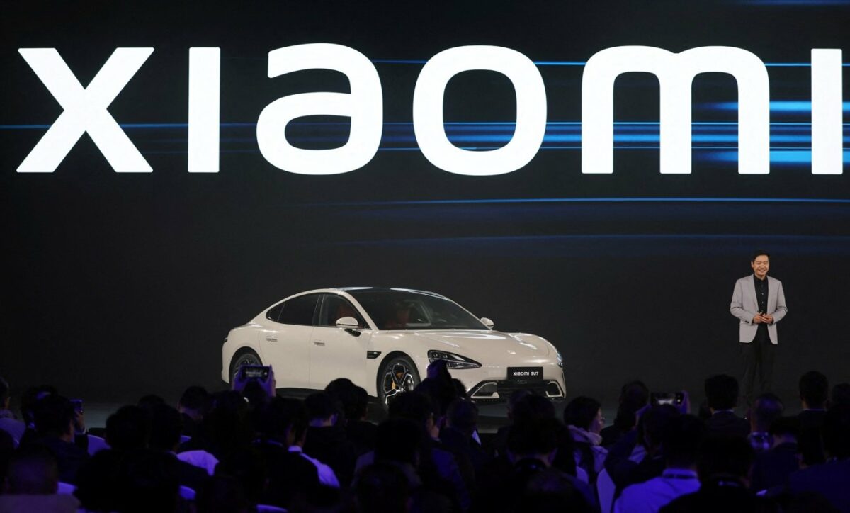 Fundador e CEO da Xiaomi, Lei Jun, com o primeiro veículo elétrico SU7 da Xiaomi, em um evento em Pequim, China 